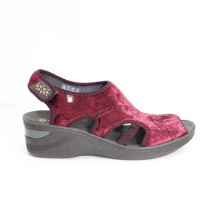 Bzees Velvet Drama Sandals Size 11 Wedge Shoe